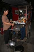 Pouli�n� st�nek se sma�enou r��� (nasi goreng). Jakarta. J�va, Indon�sie.