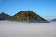 Gunung Bromo v rann�ch mrac�ch. J�va, Indon�sie.