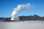 Gunung Bromo v rann�ch mrac�ch. J�va, Indon�sie.