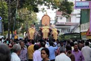 Pakalpooram (proces� slon�) pokra�uje na ulici Durban Hall Rd, Ernakulam Shiva Temple Festival (Ernakulathappan Uthsavam). Ernakulam, Kerala. Indie.
