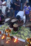 Ob�tiny b�hem Pakalpooram, Ernakulam Shiva Temple Festival (Ernakulathappan Uthsavam). Ernakulam, Kerala. Indie.