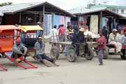 Lok�ln� doprava pousse-pousse, Moramanga. Madagaskar.