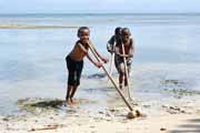 Hraj�c� si d�ti, ostrov Ile Sainte Marie. Madagaskar.