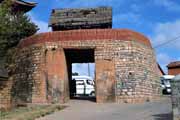 Br�na do b�val�ho kr�lovsk�ho m�sta, vesnice Ambohimanga. Madagaskar.